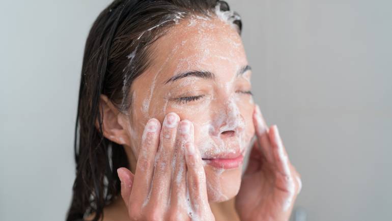 La limpieza facial tiene más beneficios de los que imaginas.