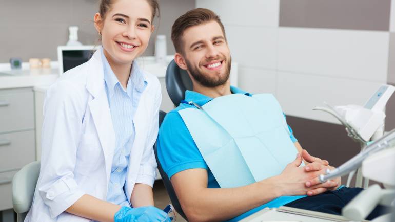 ¿Qué cuidados debo seguir después de una extracción dental?
